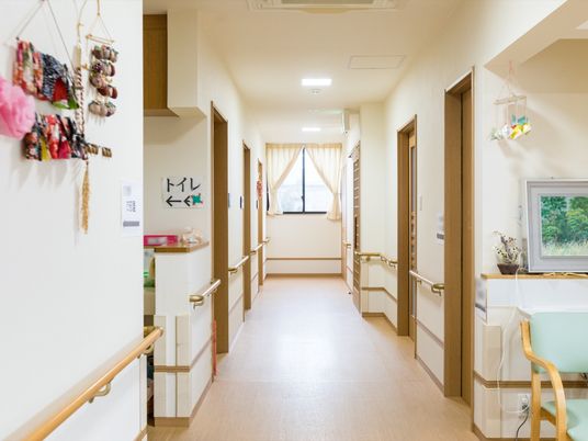 快適な施設の廊下