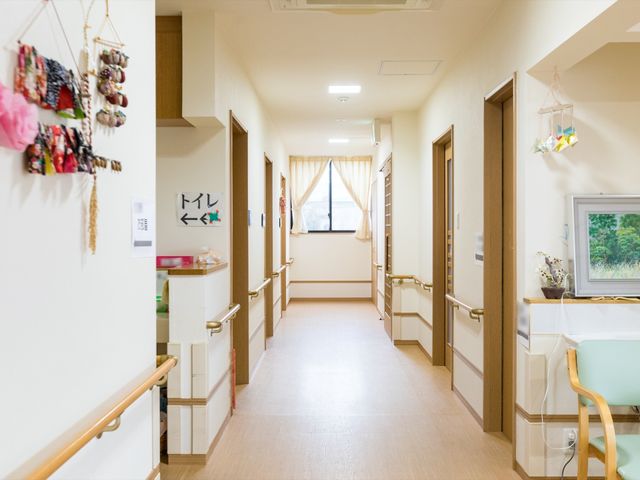 快適な施設の廊下