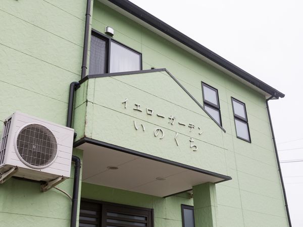 緑色の建物のエントランス