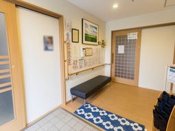 玄関ベンチと掲示物