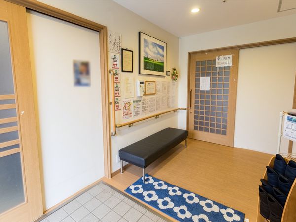 玄関ベンチと掲示物