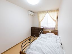 居室のベッドと窓