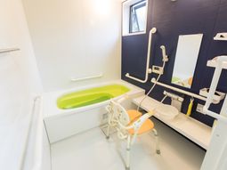 バリアフリーの明るい浴室