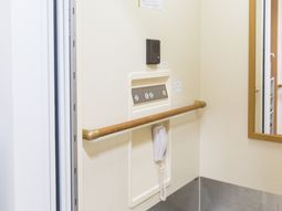 廊下のインターホンと手すり