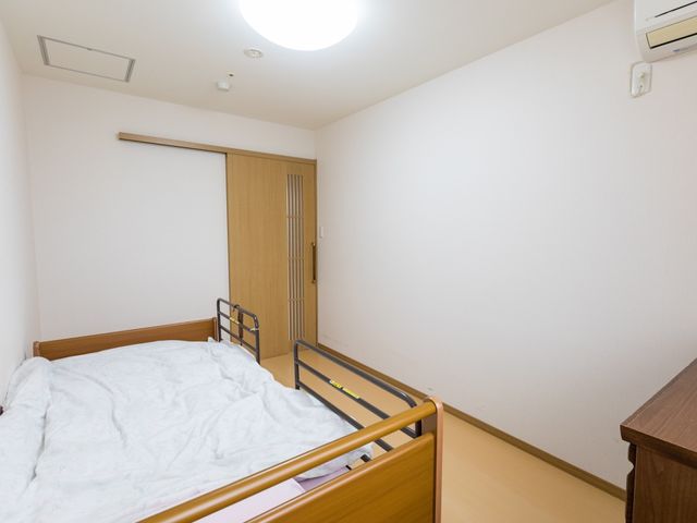 ベッドとクローゼットのある居室