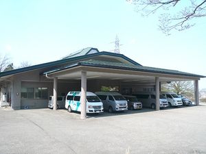 車両を停めた建物外観  