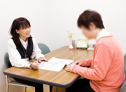 相談机での打ち合わせ  