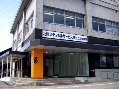 エントランスの明るい外観