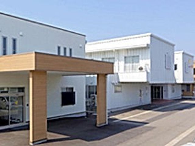 広々とした外観 外観 シンプルなデザインの建物が並んでいます。日当たりの良い広々としたエントランスが印象的です。