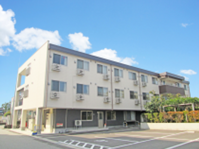 3階建ての建物外観 外観 多層階の建物は、広々とした駐車場があり、訪れる人にとって便利な環境です。