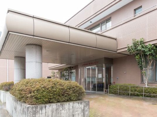 施設のエントランス  