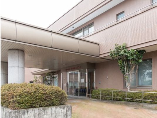 施設の玄関外観