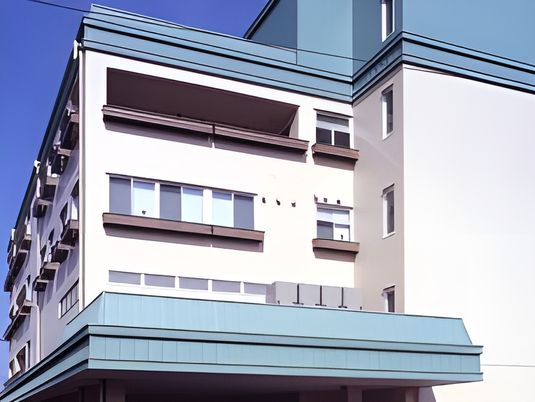 青空の下にある建物外観