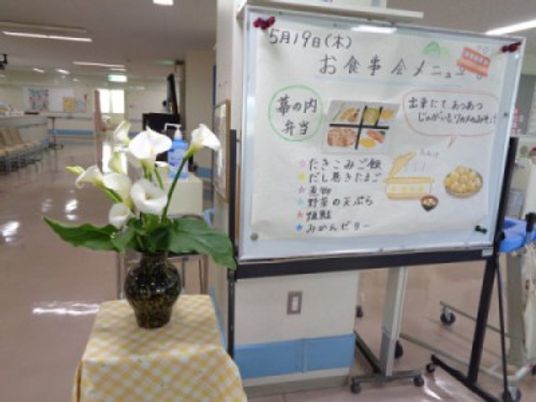 食事メニュー掲示の廊下  