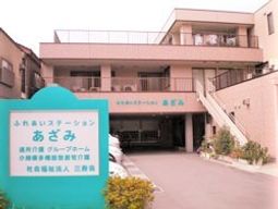明るい外観の建物エントランス