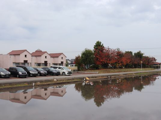 駐車場と建物の外観  