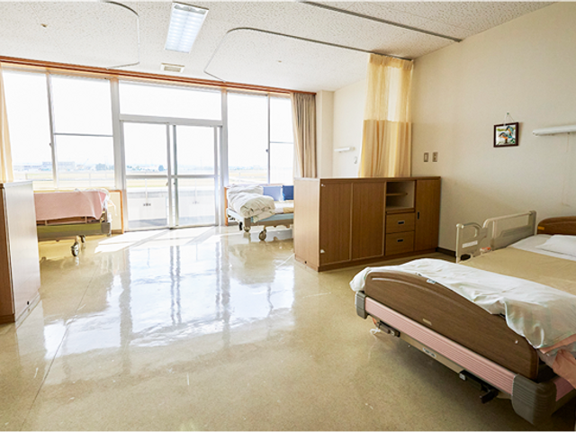 明るい居室 居室 広々とした明るい空間の居室です。自然光がたっぷりと入り、快適に過ごせます。