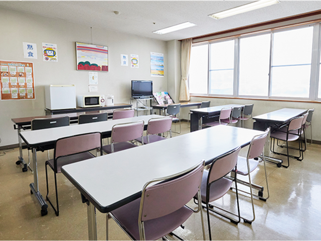 明るい食堂の室内 食堂 広々とした食堂は、自然光が降り注ぐ快適な空間です。リラックスしながら食事を楽しめます。