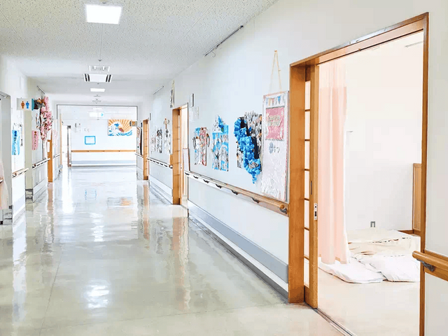 装飾された廊下 廊下 装飾が施された廊下では、四季折々のアートを楽しむことができます。明るい雰囲気です。
