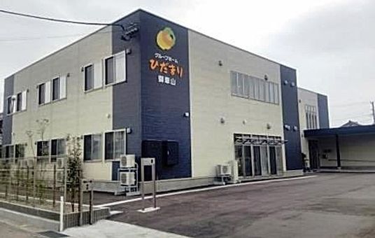 広々とした建物外観