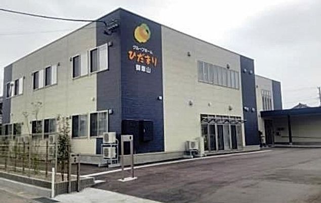 広々とした建物外観