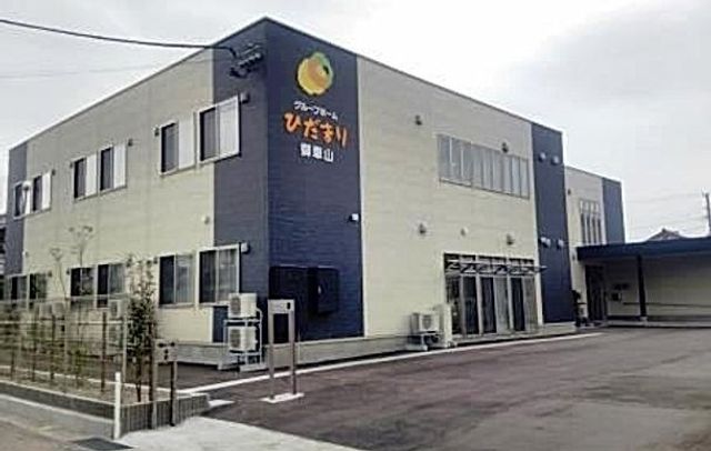 広々とした建物外観 外観 広々とした敷地に建つ、働きやすい環境が整った施設です。温かみのあるデザインが魅力です。