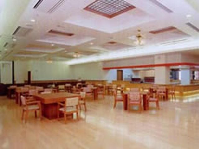 広々としたダイニングルーム 食堂 広々とした明るい食堂では、ゆったりとお食事を楽しめます。快適な空間で働きやすさを感じられます。
