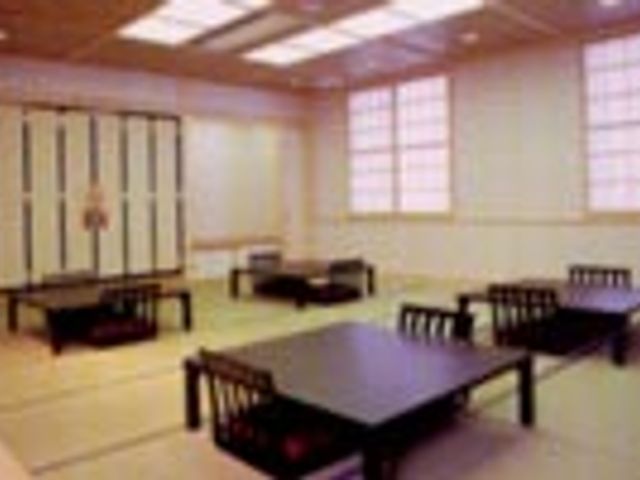明るい和室 和室 自然光が差し込む広々とした和室です。畳の上で、リラックスした時間を過ごせます。