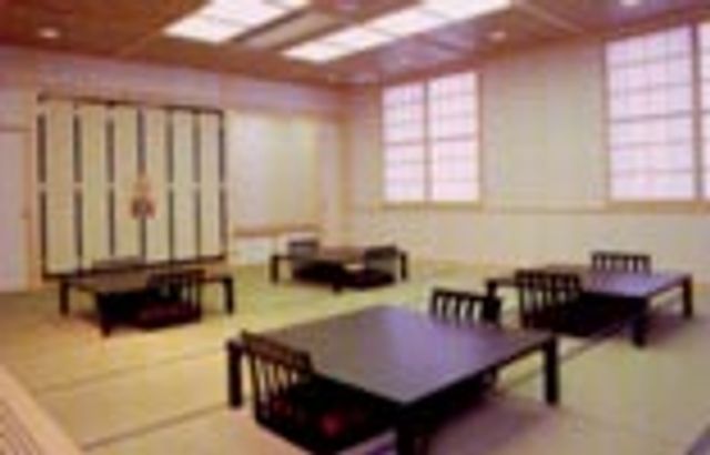 明るい和室 和室 自然光が差し込む広々とした和室です。畳の上で、リラックスした時間を過ごせます。