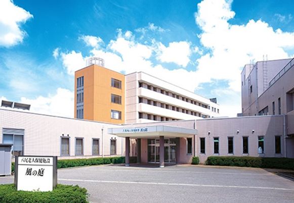 青空と白い建物の外観