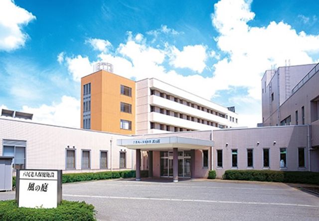 青空と白い建物の外観
