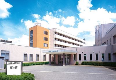 青空と白い建物の外観