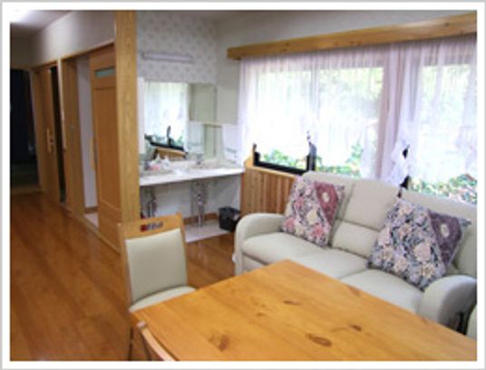 窓際のソファの居室