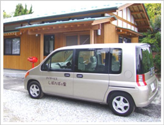 車が停まる外観