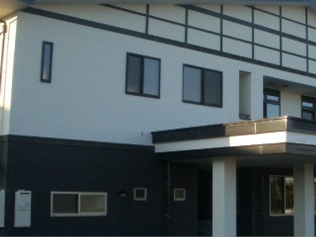 シンプルな外観 外観 洗練された外観が特徴の建物です。光が反射しやすく、晴れた日には特に美しく見えます。