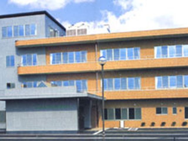 明るい建物の外観 外観   この施設は、開放感のある建物が魅力です。快適な環境で働くことができます。