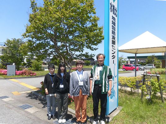 看板の前のスタッフ