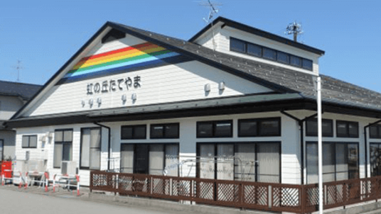 カラフルな看板の建物