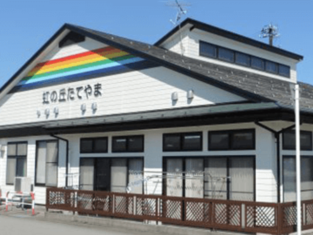 虹色の看板が目立つ外観 外観 虹色のデザインが印象的で、親しみやすさを感じます。施設の雰囲気が和やかに伝わります。