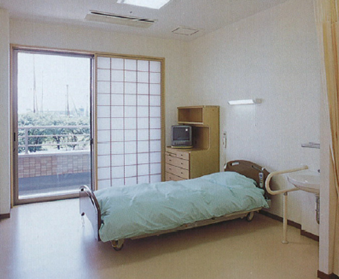 ベッドと家具が置かれた居室
