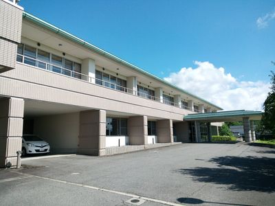 青空の下の建物外観