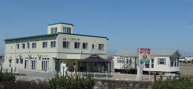 緑屋根の建物外観 外観 アットホームな雰囲気のある建物です。広々としたエントランスが来訪者を迎えます。