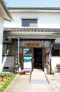 木製の看板がある入口