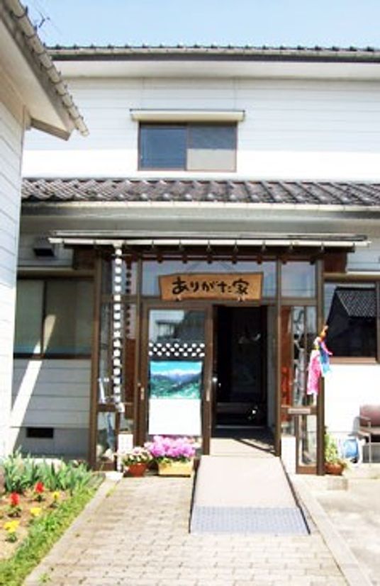 木製の看板がある入口
