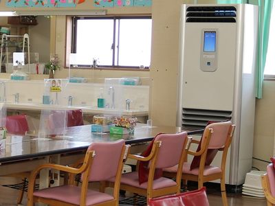 明るい食堂のテーブル