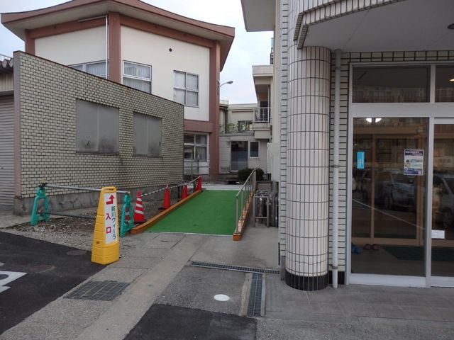 建物前のスロープ外観 外観   入口まで緩やかなスロープがあり、段差を避けて出入りしやすいです。建物周辺もすっきりしていて、動線を確認しやすい環境です。