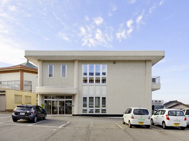 シンプルな外観の建物 外観 広い駐車スペースのある、明るい建物のエントランスです。明るい雰囲気が魅力的です。