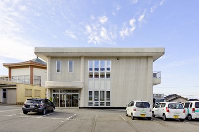 シンプルな外観の建物