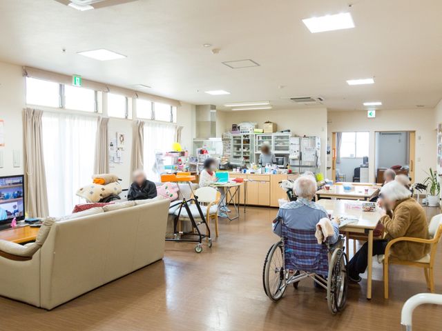居心地の良い共有スペース 共有スペース ゆったりしたソファやテーブルが並び、居住者がくつろぎながら交流できる空間です。車椅子でのアクセスも考慮されています。