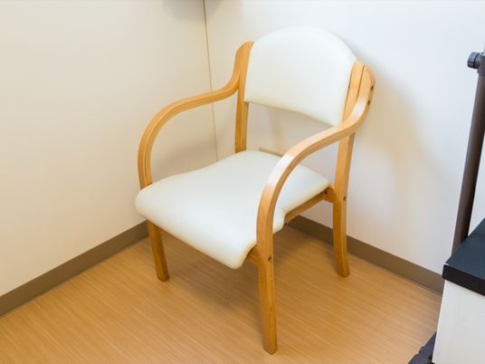 白いクッションの木製椅子